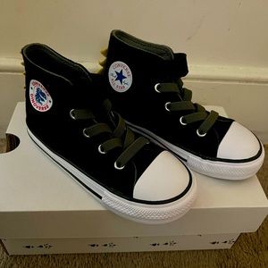 CONVERSE DINOVERSE 
SIZE 9
